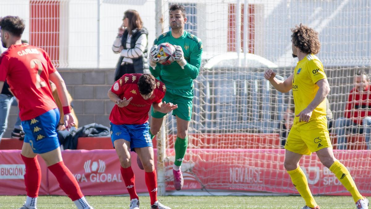 Salva de la Cruz atrapa un balón en el partido frente al Formentera.