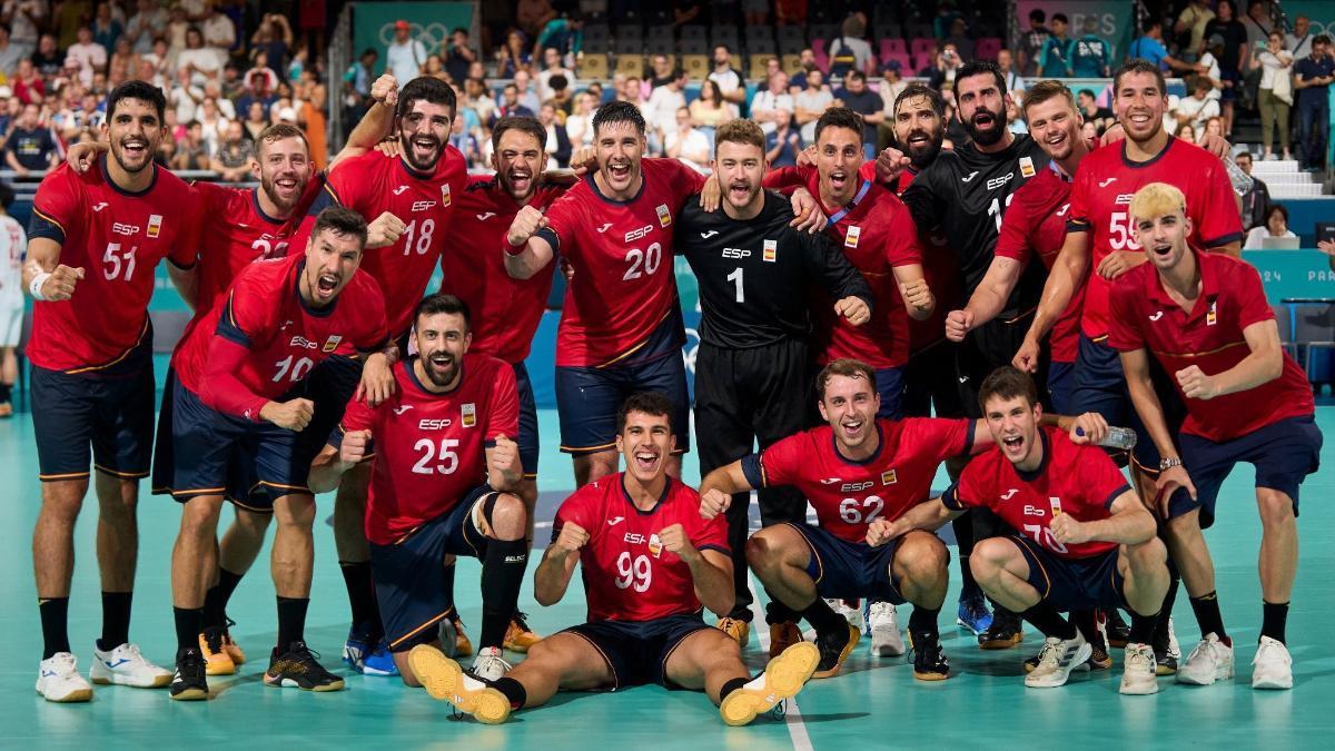 Petar Cikusa (derecha) celebró con vehemencia el bronce de los Hispanos