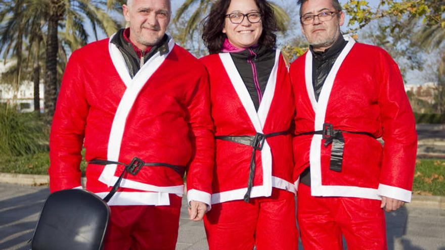 Moteros disfrazados de Papa Noel reparten regalos en Valencia