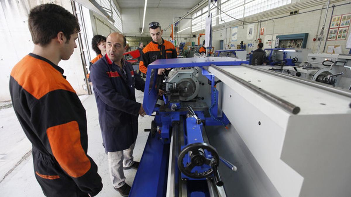 Jóvenes aprenden el oficio de ceramistas en un taller de Gavà.