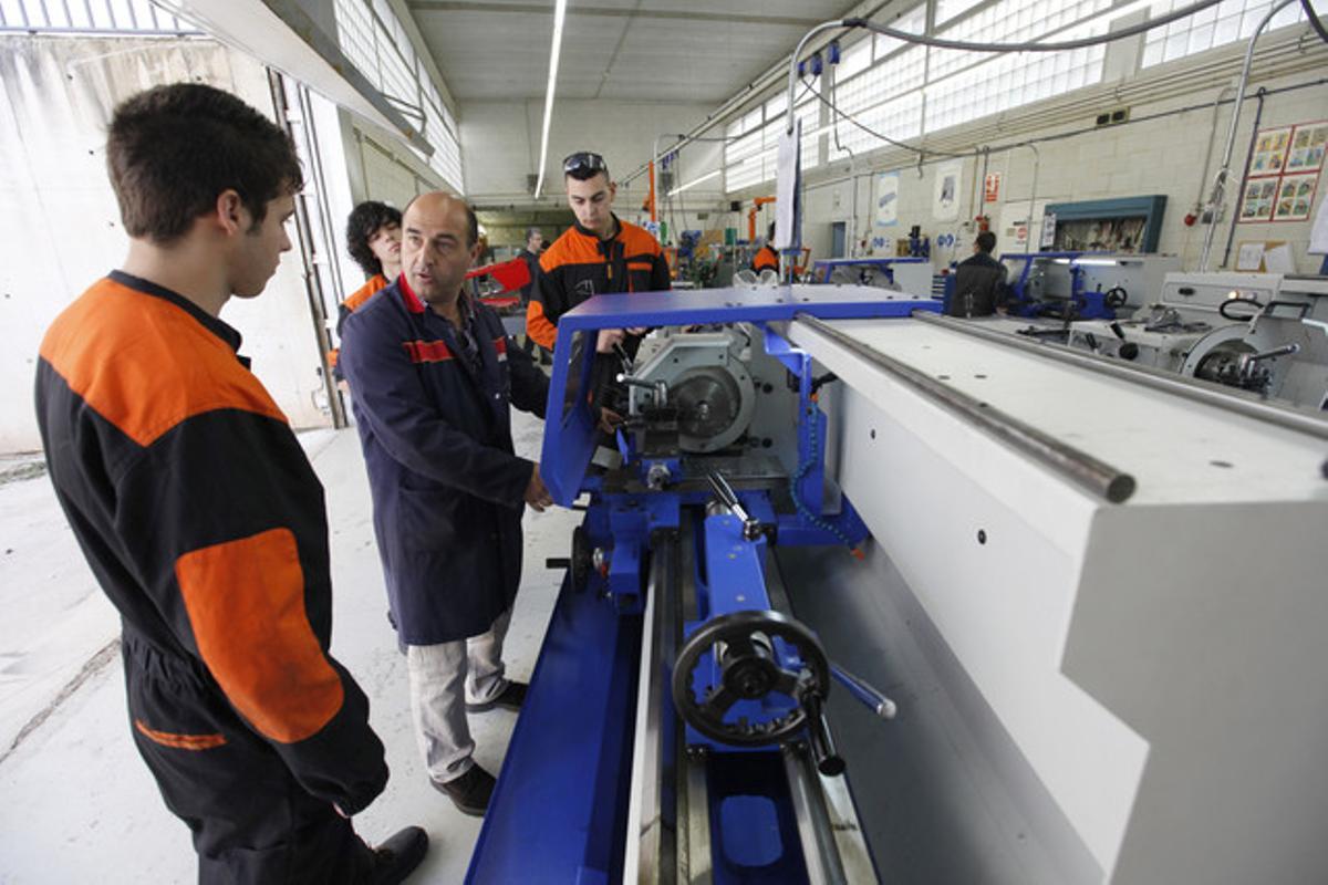 Jóvenes aprenden el oficio de ceramistas en un taller de Gavà.