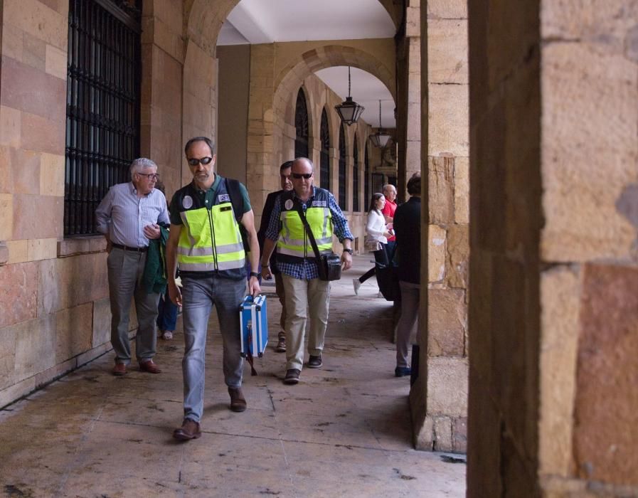 Registran el Ayuntamiento de Oviedo en una operación policial por la contratación irregular de semáforos