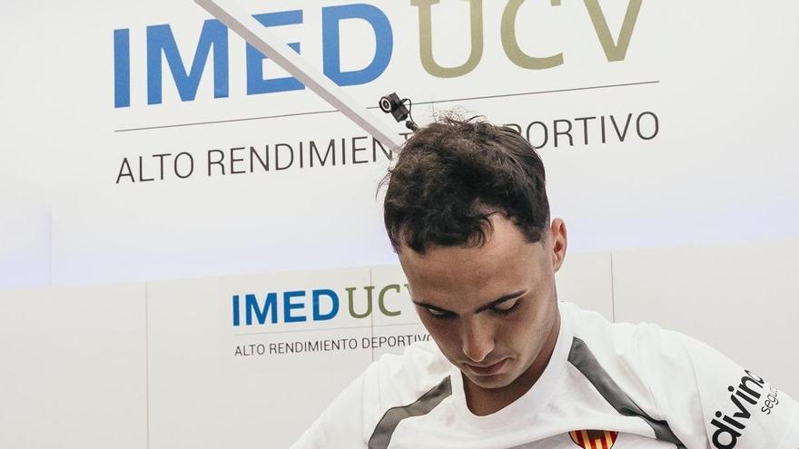 Arnau Martínez supera las pruebas médicas y ya entrena con el Valencia CF