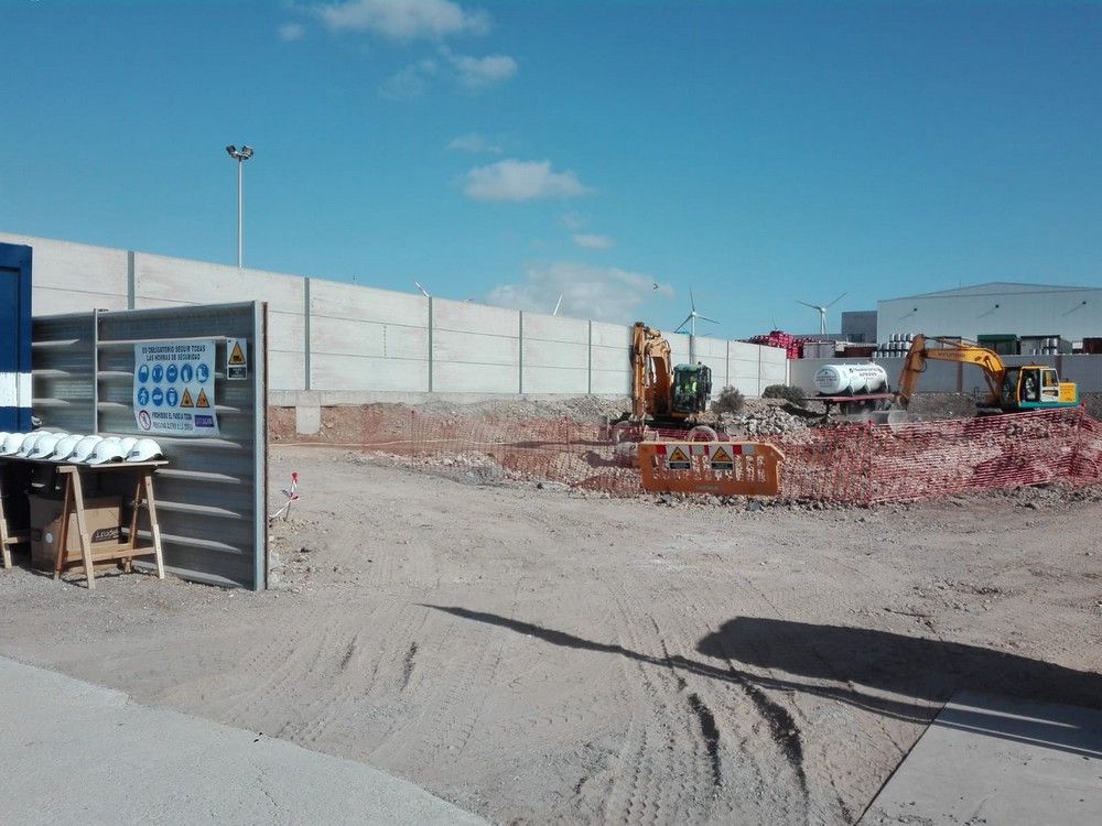 Colocación de la primera piedra de la nueva nave de la empresa Snack