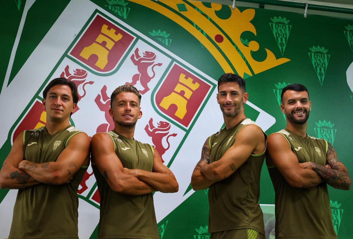 Carracedo, a la izquierda, junto a los otros tres capitanes del Córdoba CF.