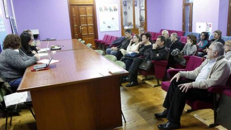 Los afectados por Bautista celebraron ayer una asamblea en la sede de la federación vecinal.  // J. Lores