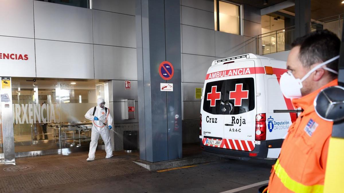 Militares de la unidad de emergencias desinfectan ayer el acceso a Urgencias del Hospital Universitario de A Coruña. // Carlos Pardellas