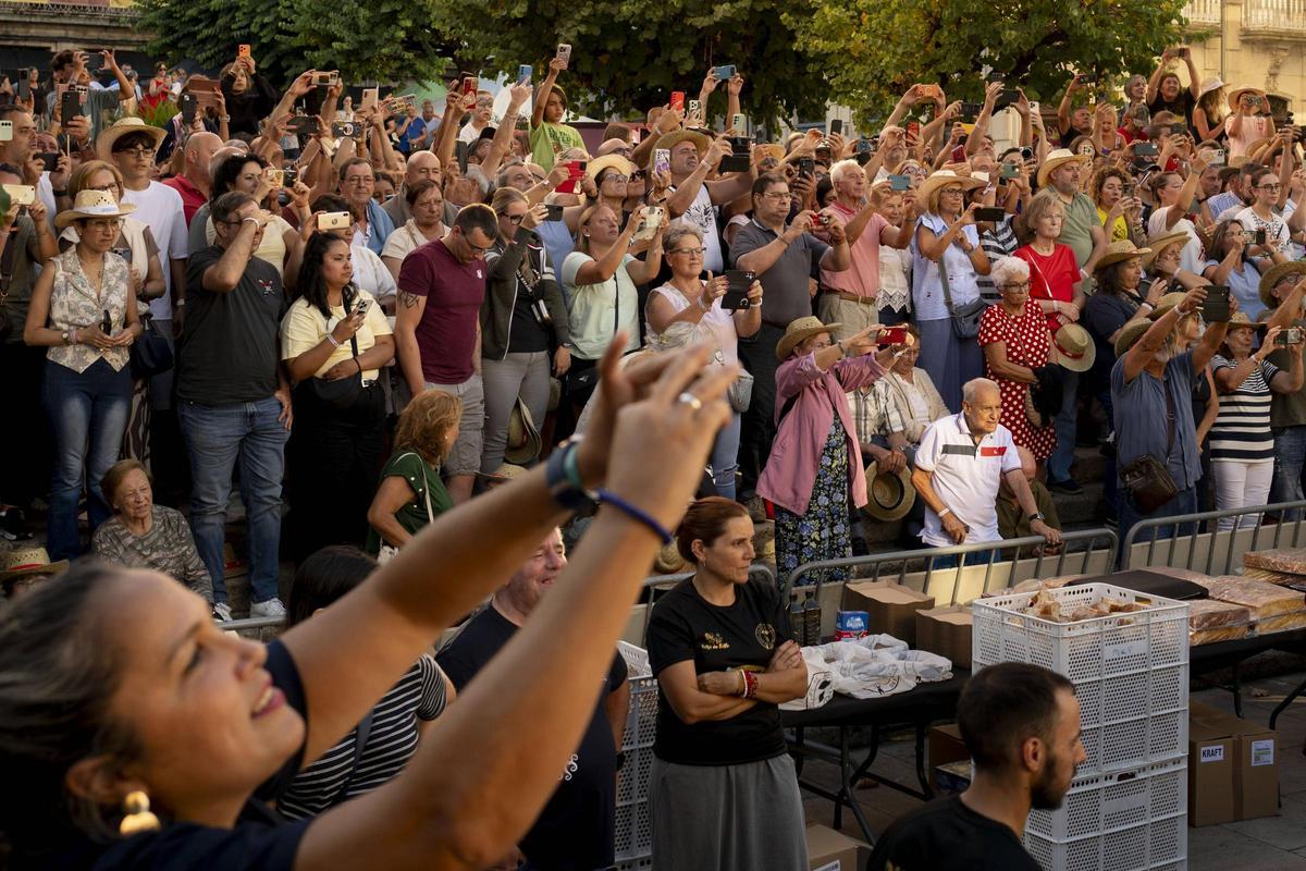 Gran expectación de vecinos y turistas en la elaboración en directo de la tapa gigante de pulpo.