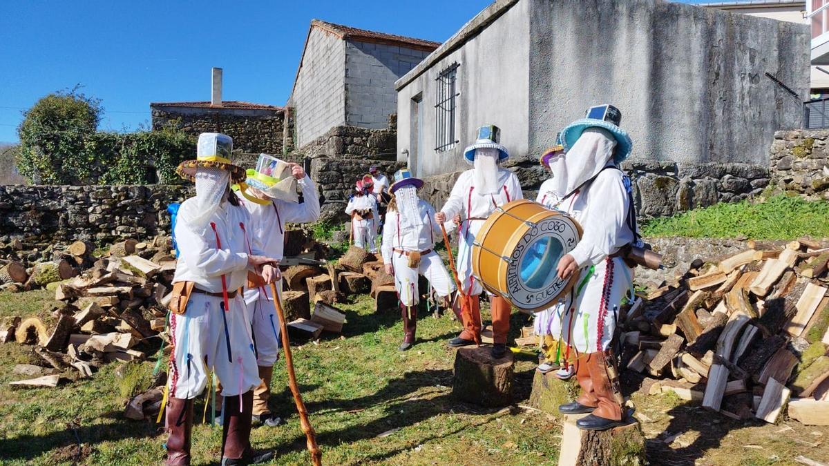 Airiños do Coto se encarga de la música, y cualquier lugar, como este palco improvisado en una pila de leña, es un buen lugar.