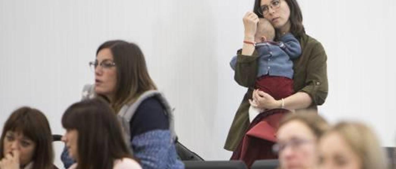 Una madre durante las conferencias.