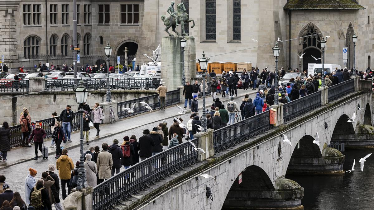 Los votantes hacen cola desde el Puente de Muenster hasta el Ayuntamiento de Zúrich (arriba L) para votar en el colegio electoral del Ayuntamiento de Zúrich, Suiza, el 28 de noviembre de 2021. El El electorado suizo votará sobre tres proyectos de ley nacionales, incluida la ley Covid-19, y varios proyectos de ley cantonales y municipales. (Suiza) EFE / EPA / MICHAEL BUHOLZER