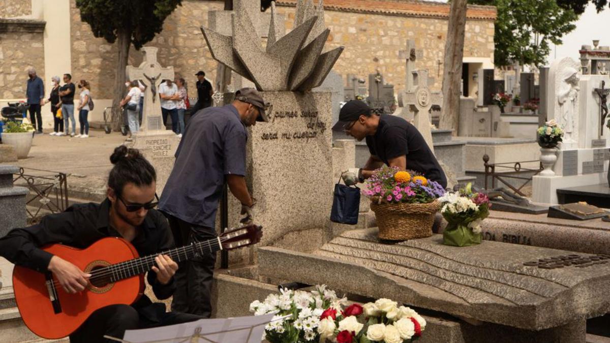 Operarios del cementerio de San Atilano depositan las cenizas de Clara junto a Claudio.