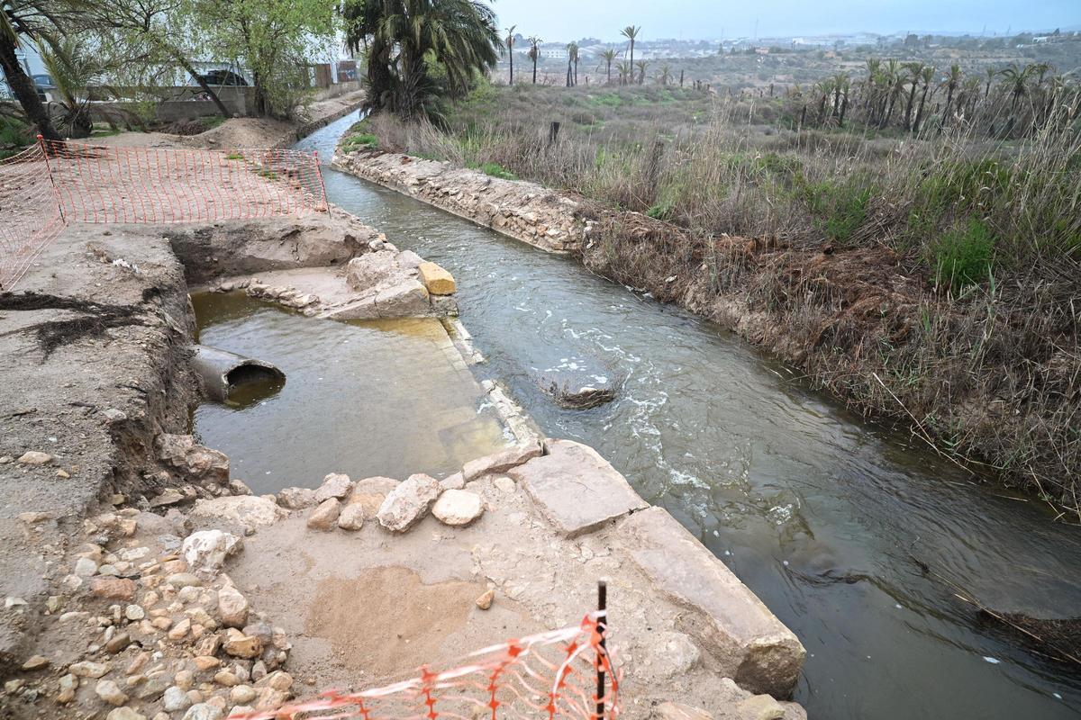 El estado que presenta la Contraséquia del año 1529 estos días, con la zona precintada, y con una lámina de agua tras las recientes precipitaciones.