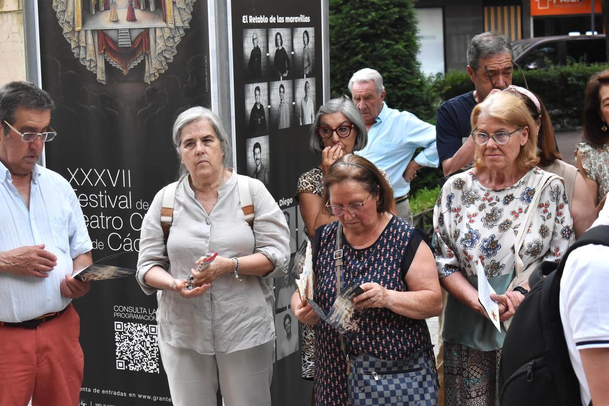 Galería | Decenas de personas rezan un rosario por la Cruz de los Caídos en Cáceres