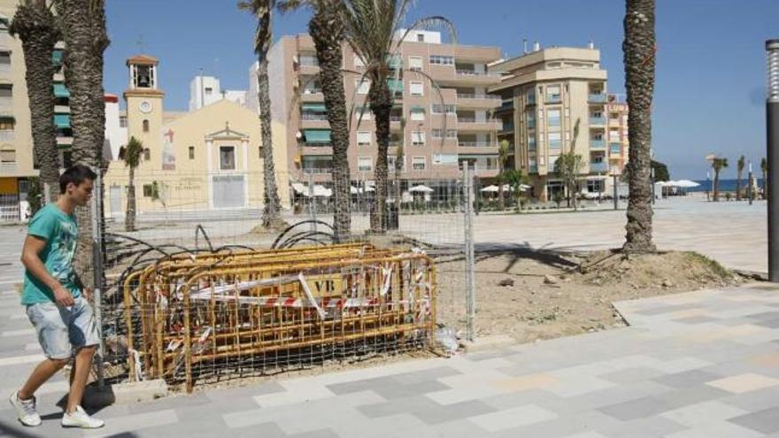 Imagen de la plaza de Encarnación Puchol, prácticamente terminada en el centro de La Mata .