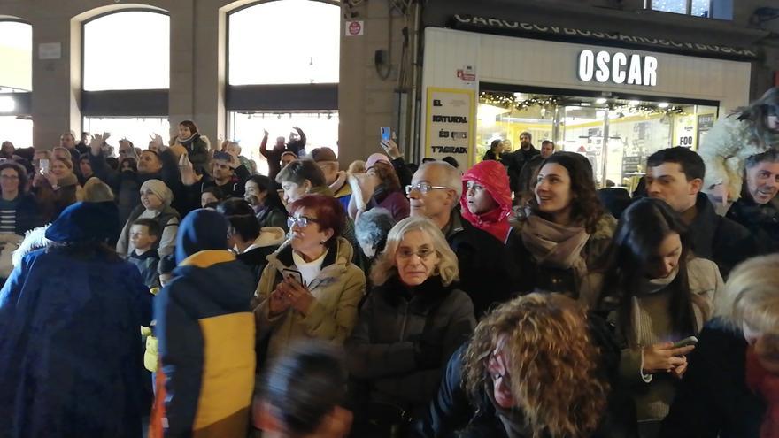 La gent s'apropa a les carrosses per recollir caramels