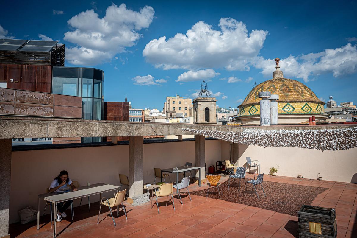 Una mujer, en una terraza de un edificio de Barcelona.