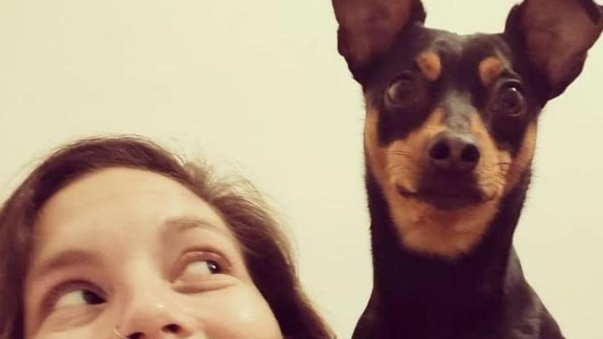 La gallega Berta Calero, con su perro ‘Lume’. | L. O.