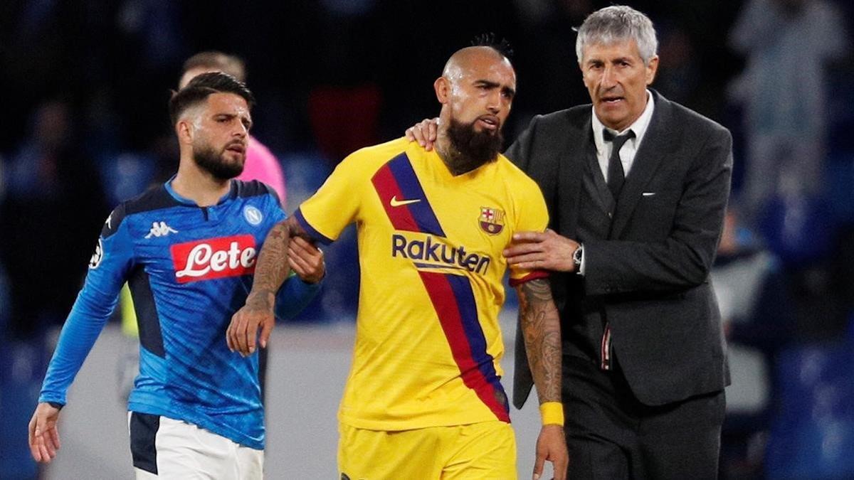 Setién y Vidal, después de que el chileno viera la tarjeta roja en Nápoles.