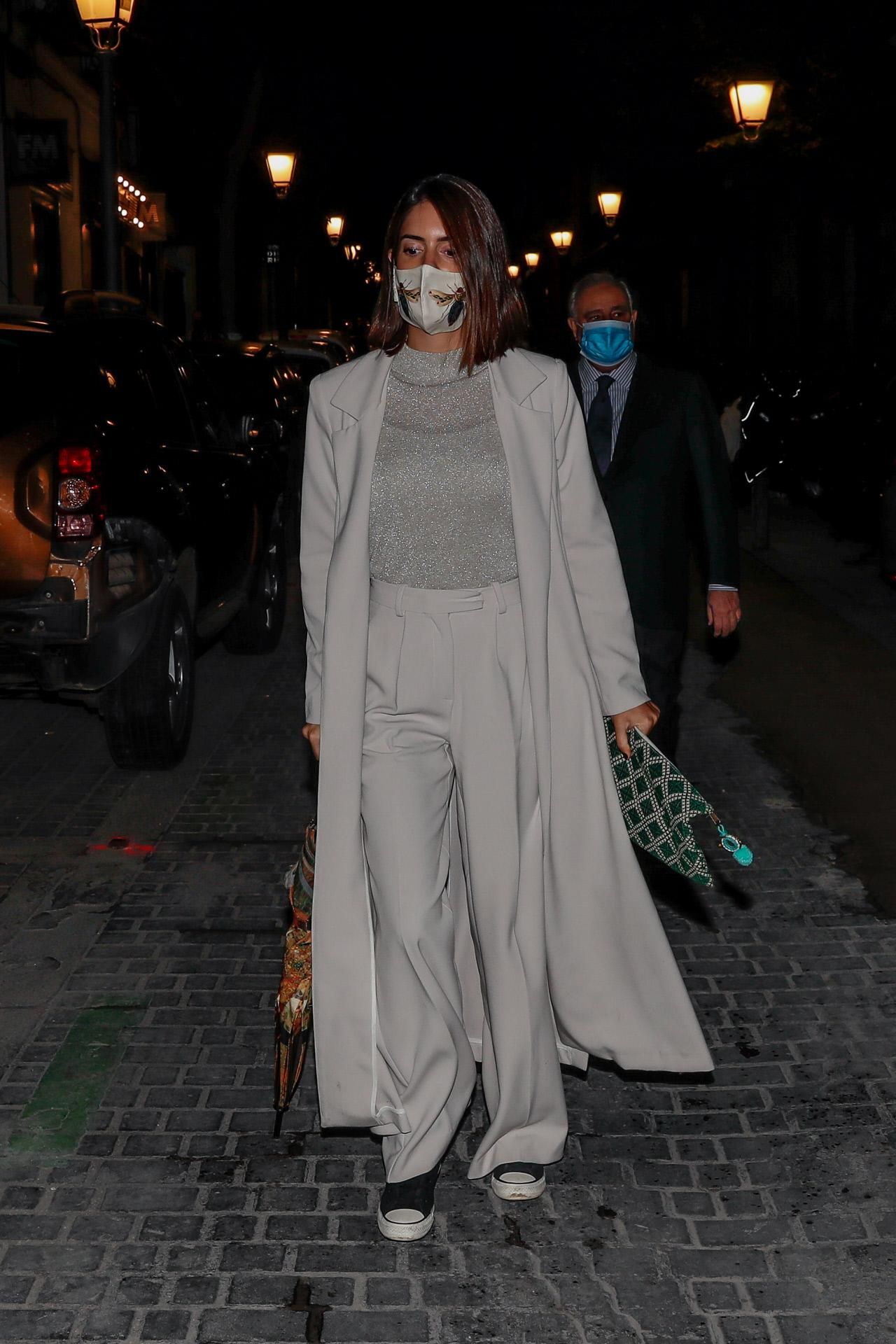 Sofía Palazuelo, con un look de noche con jersey brilli brilli y zapatillas Converse negras