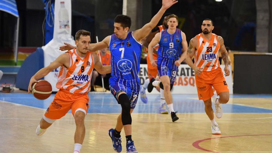 Partido entre el Leyma y Almansa en el Palacio de Riazor. |  // VÍCTOR ECHAVE