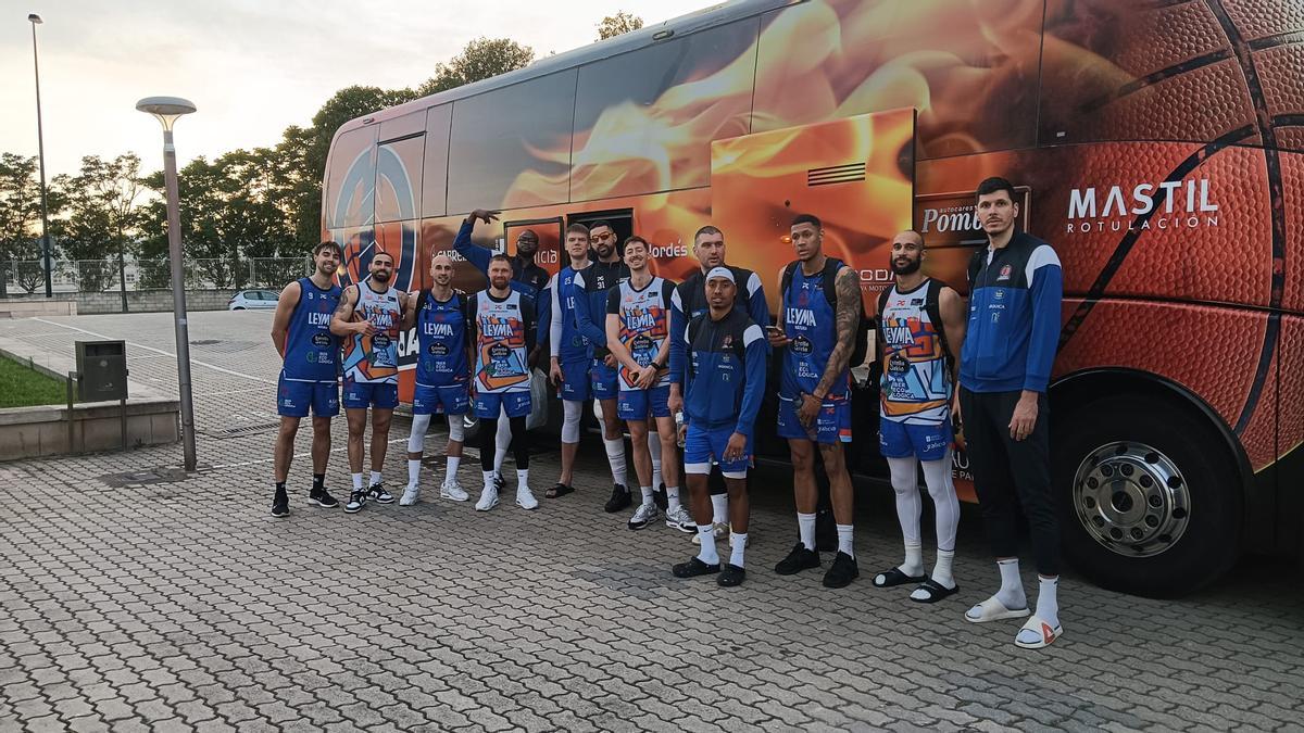 Los jugadores del Leyma posan delante del autobús tras su llegada a Zaragoza.