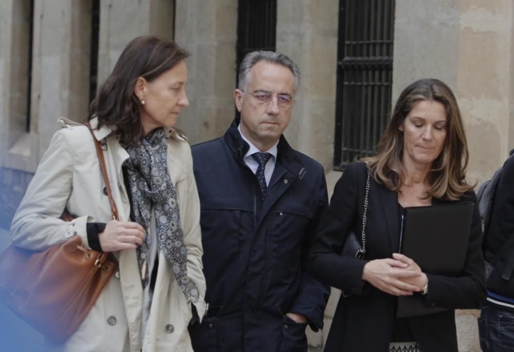Vicente Sala Martínez llega a los juzgados para declarar por la muerte de su madre