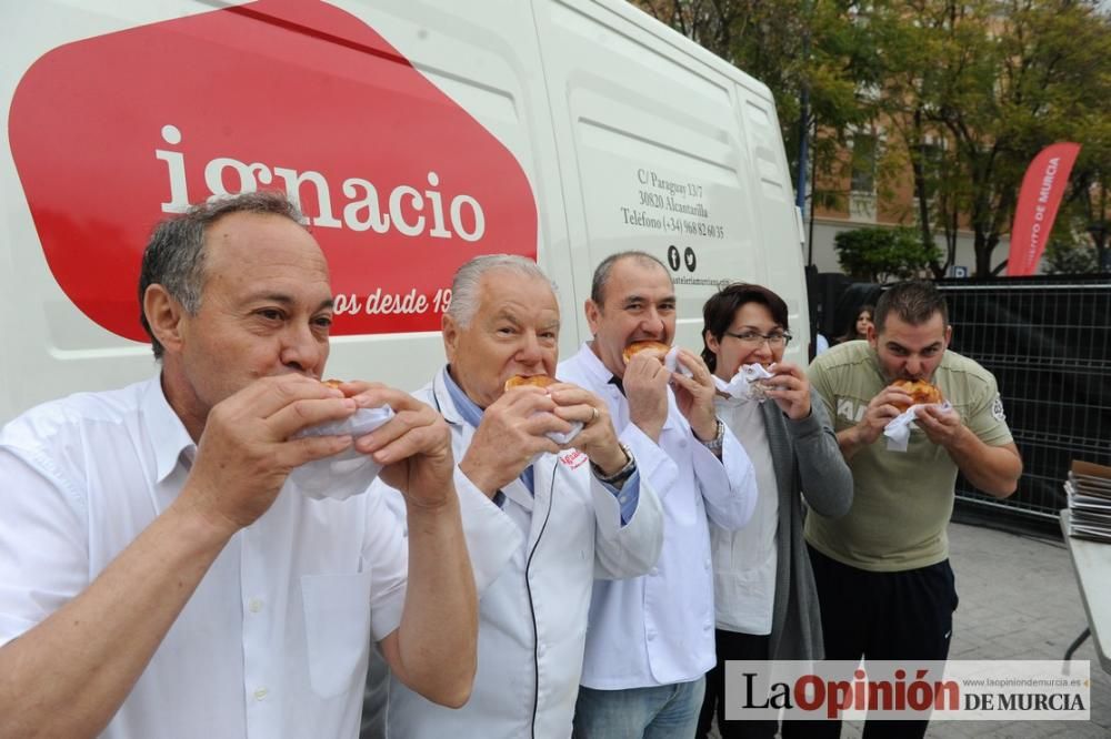 Reparto de pasteles de carne en el Cuartel de Arti