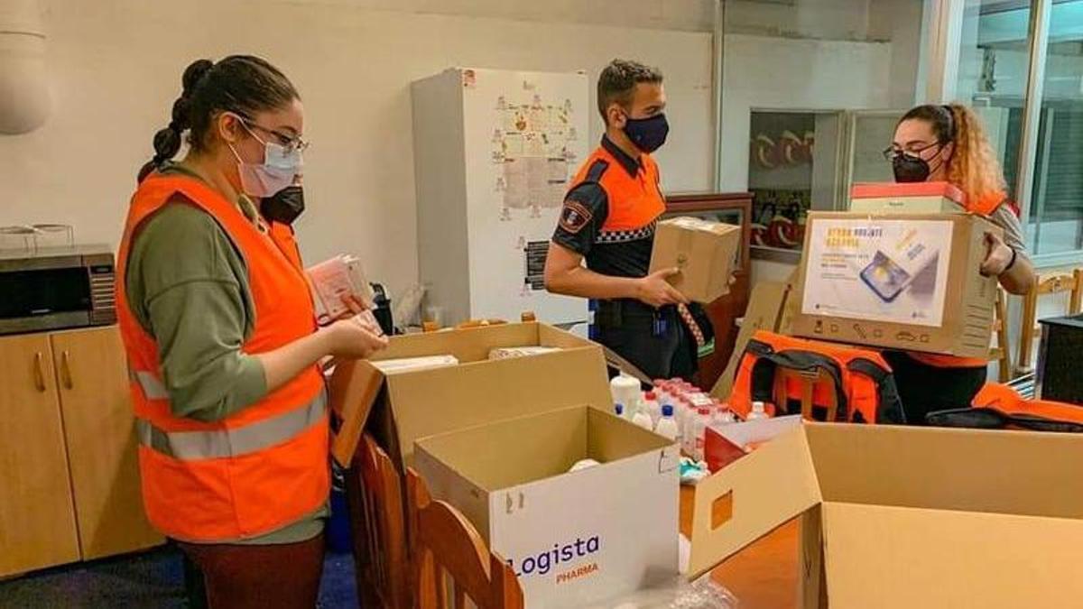 Protección Civil recoge los artículos de primeros auxilios que donan los vecinos en las farmacias.