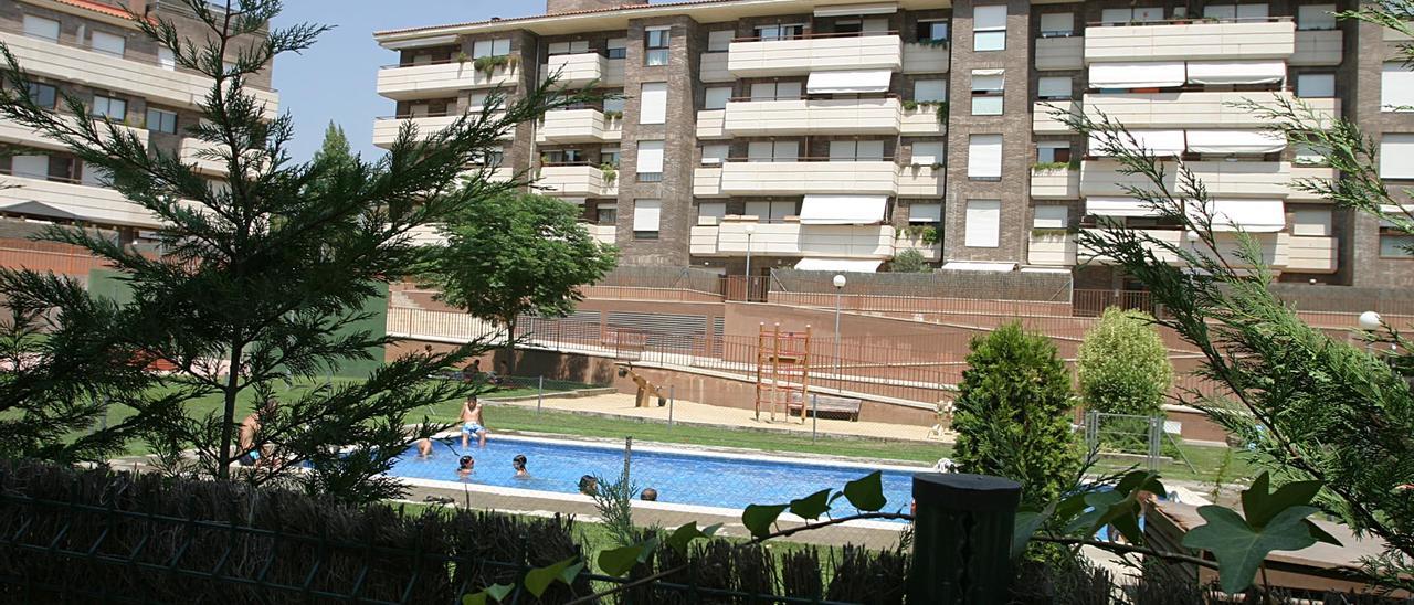 Una urbanización con piscina.
