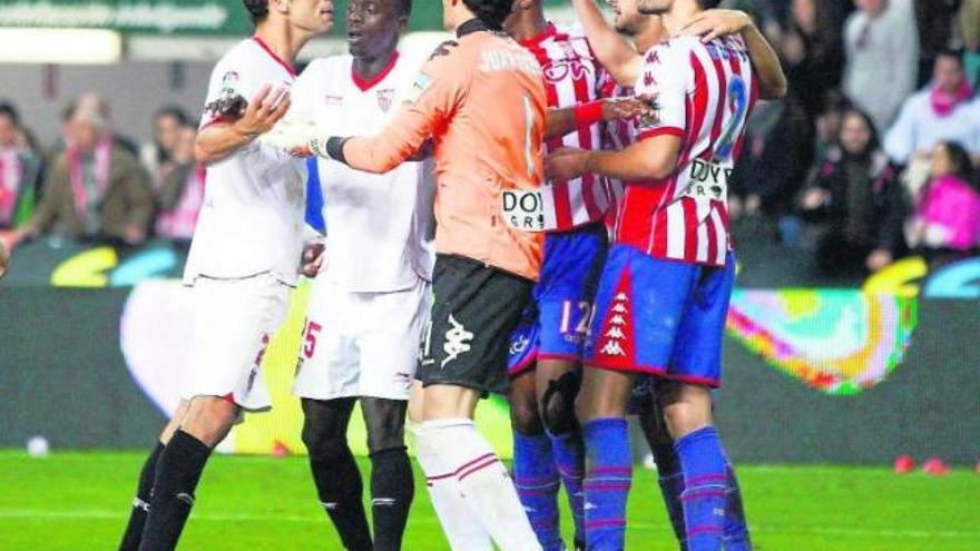 Fazio, a la izquierda, se encara con Juan Pablo, Gregory, Gálvez y Botía, en presencia de Baba, al final del partido.