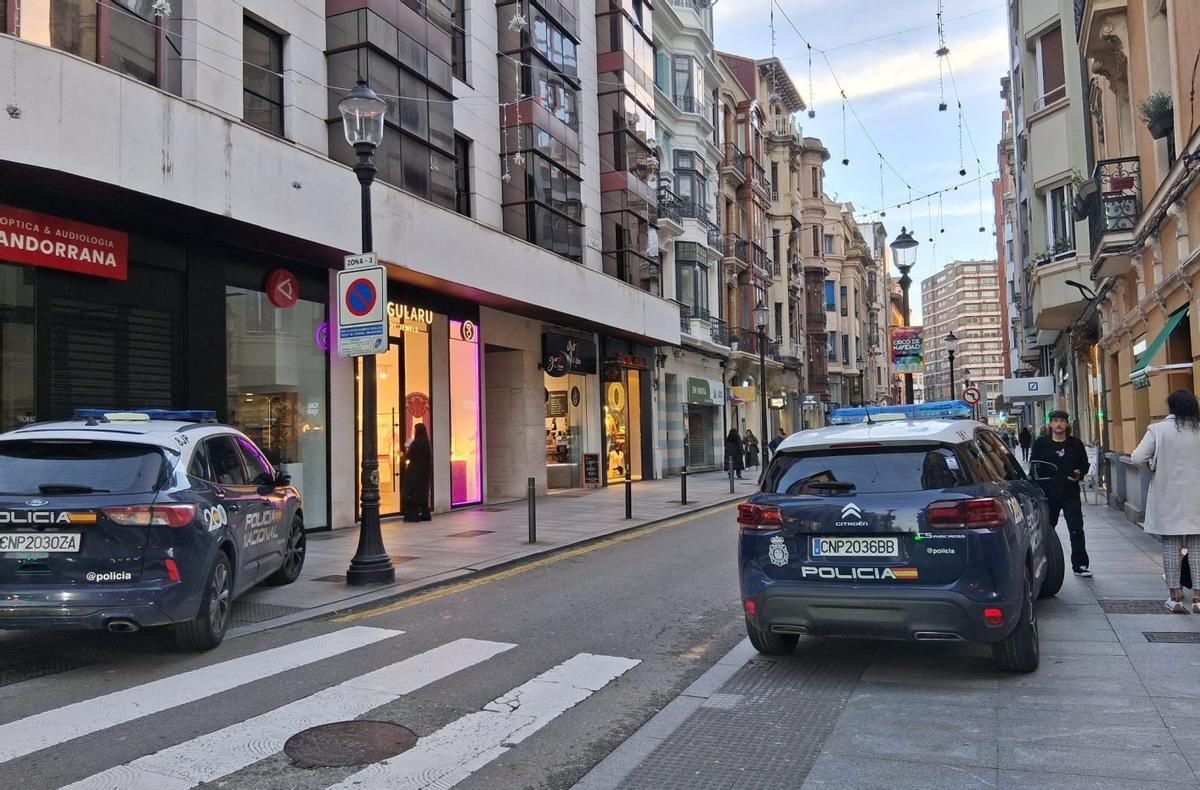 Vehículos de la Policía Nacional en la calle Los Moros, en una imagen de archivo.  | LNE