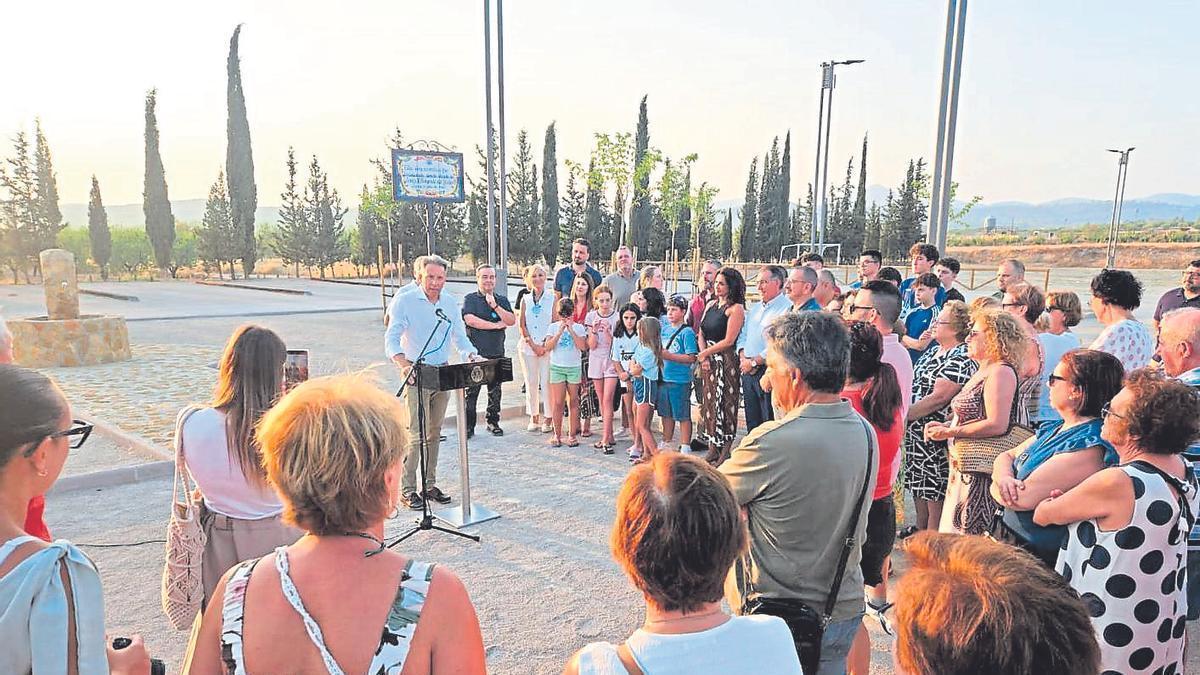 Fulgencio Gil, alcalde de Lorca, inaugura el nuevo espacio para autocaravanas y vehículos camper.