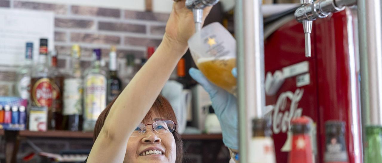 La comunidad china sale de Pere Garau y salva del cierre los bares de barrio en Palma