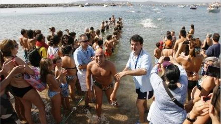 Un dels participants arribant al final de la prova, a la platja de l&#039;Estartit.