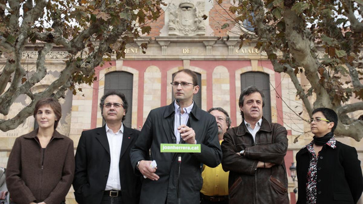 Joan Herrera, en un acto de ICV a las puertas del Parlament, hoy.