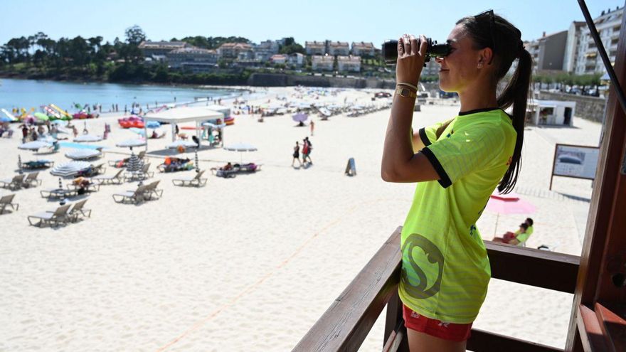 Una socorrista vigila la playa de Silgar.