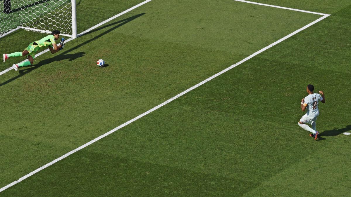 Bono le paró el penalti a Mbappé