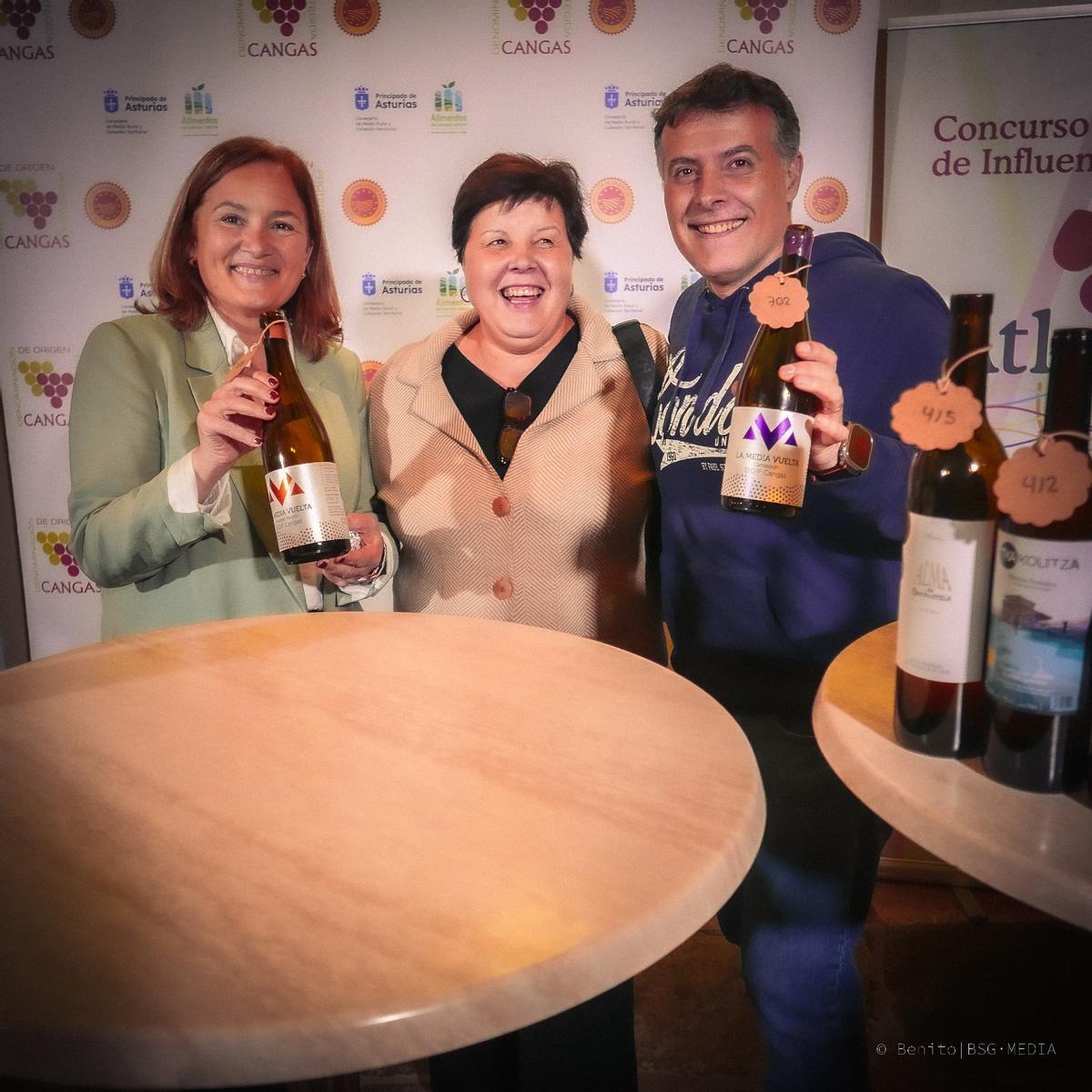 La directora general, Begoña López, Carmen Martínez y el alcalde José Luis Fontaniella con los vinos premiados.