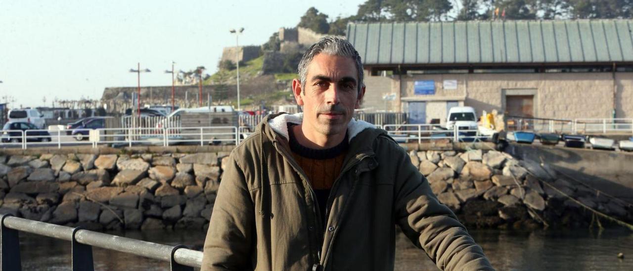 El nuevo patrón mayor de Baiona, José Miguel Sotelo, con el puerto y la lonja detrás.   | // MARTA G. BREA