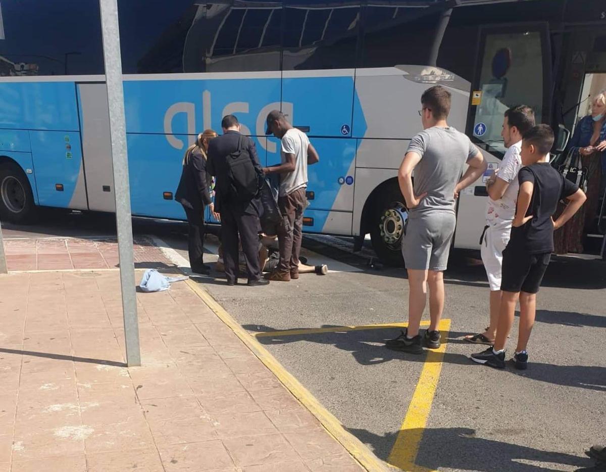 Testigos de lo ocurrido se interesan por el usuario del patinete.