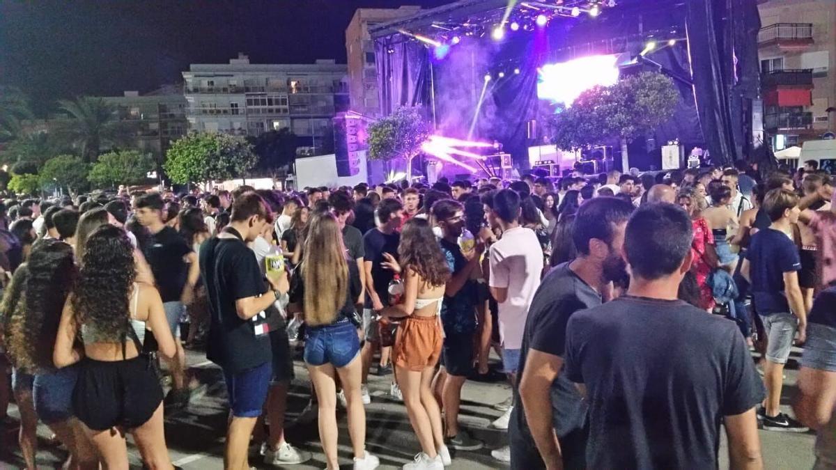 Celebración de una noche de San Juan en La Pobla de Farnals.
