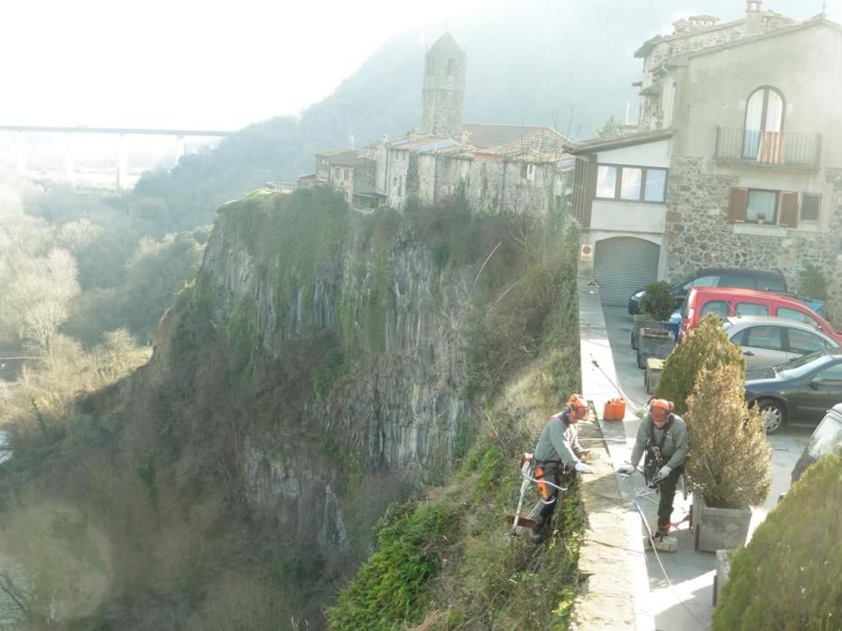 Treballs de neteja de la cinglera de Castellfollit de la Roca