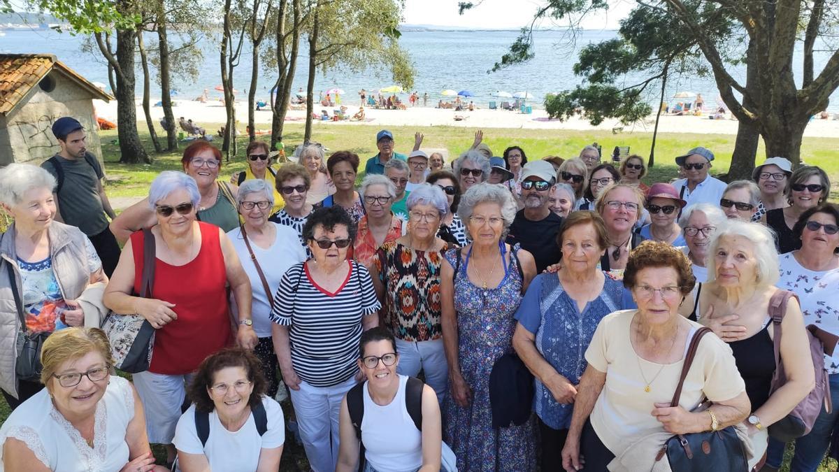 Veciñas e veciños de Ames durante a visita a Boiro no marco do campamento sénior