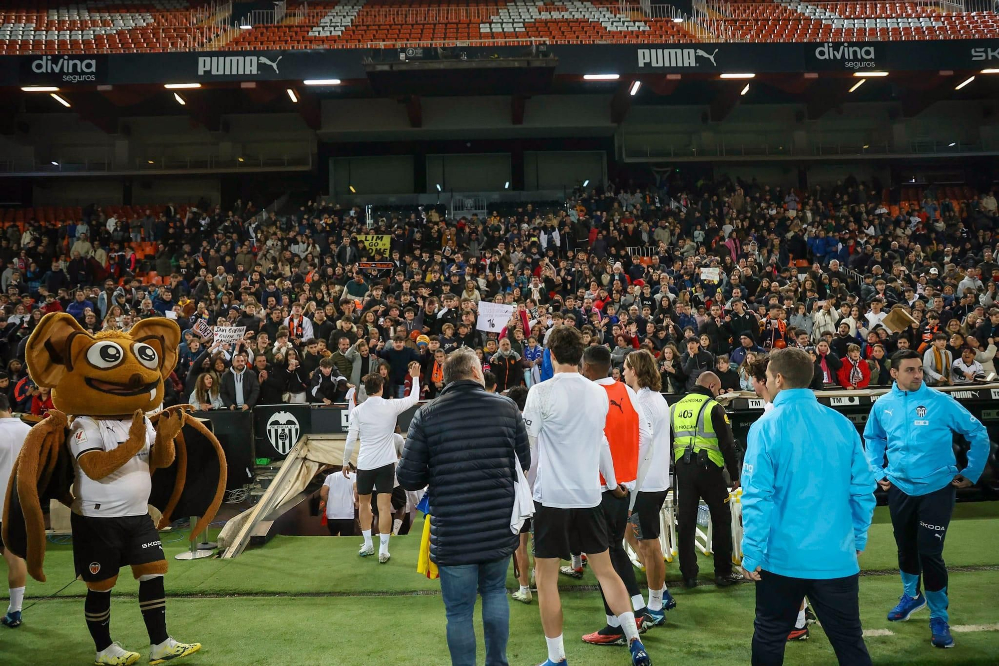 La afición se vuelca con el Valencia CF en el entrenamiento de Mestalla