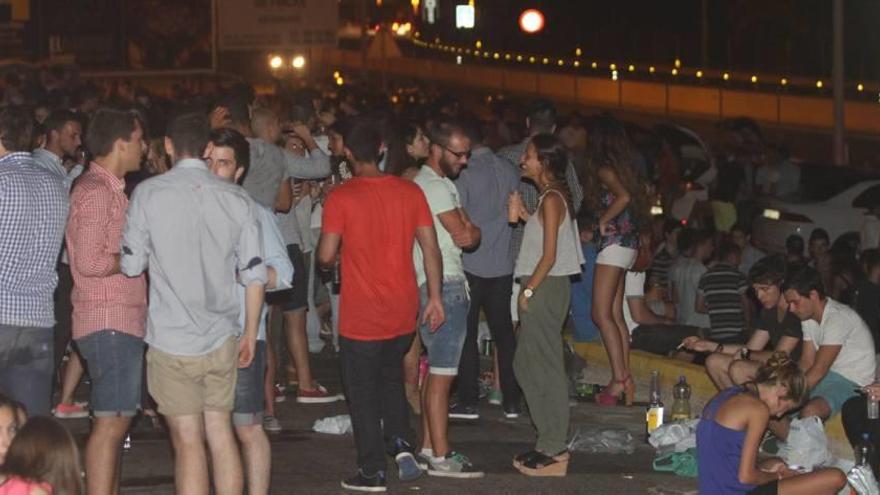 Centenares  de jóvenes haciendo botelleo a la entrada de Cabo de Palos el pasado verano.