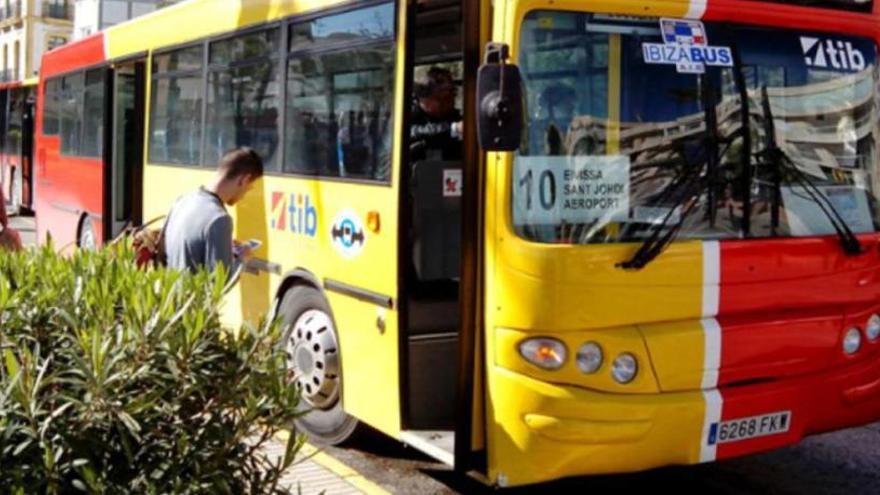 La línea de bus que une Ibiza con el aeropuerto se adapta a los alumnos de  la Escola d'Art - Diario de Ibiza