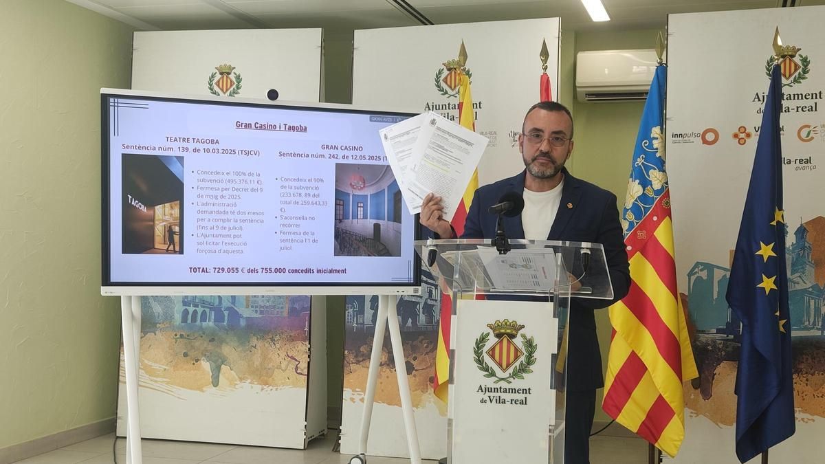 El alcalde de Vila-real, José Benlloch, con las sentencias del TSJCV que dan la razón al Ayuntamiento y que obliga a la Generalitat a devolverles 729.000 euros de la subvención del Gran Casino.