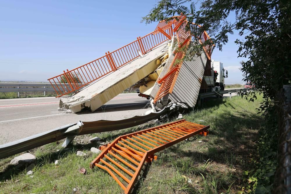 Un camión derriba la pasarela peatonal del Saler