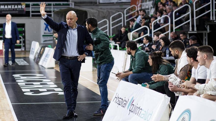 Gesto de disculpa de Arturo Álvarez, que vivía su primer partido como entrenador local en el Multiusos.